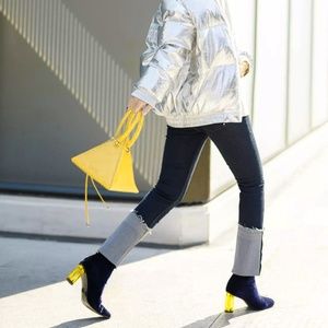 Chic pyramid bag in yellow!